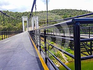 Suspensión puente es un hecho de blanco acero 