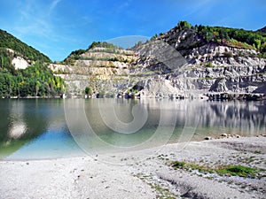 Jezero Šútovo na Slovensku během podzimu