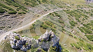 The SUV overcomes the mountain route through gorge