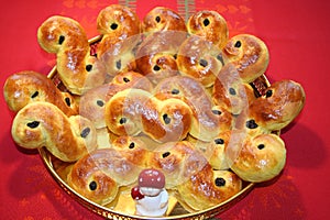Swedish Lusse cats for LuciaÂ´s day - baked with saffron and raisins