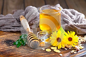 Sladký včela med v hřebeny 