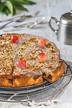 Dolce ciliegia torta al forno mandorle sul bianco di legno tavolo 