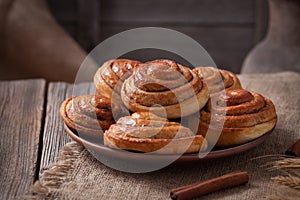 Dulce canela bollo rollos de pan doméstico 