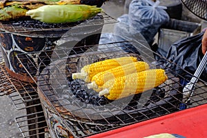 Sweet corn is baked with charcoal The food is processed to a new
