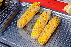 Sweet corn is baked with charcoal The food is processed to a new