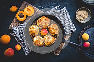 Dolce ravioli dolce briciole di pane un pieno albicocche fresco albicocche nero 