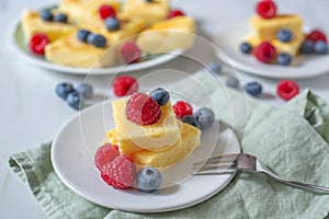 Sweet home made vanilla pudding pie with fresh berries