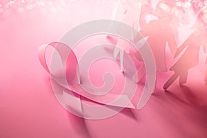 Dolce rosa nastro Viso bambola sul rosa seni cancro coscienza sul supporto ottobre 