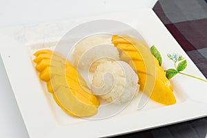 Sweet Sticky rice coconut milk with fresh mango