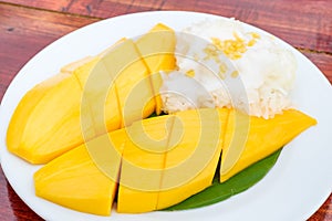 Sweet Sticky rice with mangoes