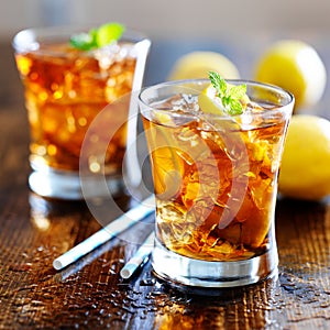 Sweet tea with lemon slices and mint