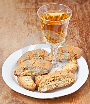 Sweet white wine and italian cantuccini on table