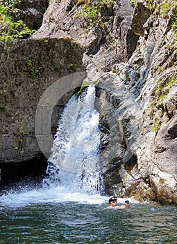 Nadador en el agua cascada 