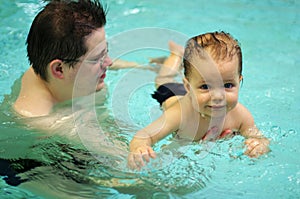 Nuoto un bambino 