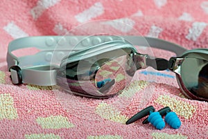 Swimming goggles