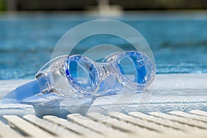 Swimming goggles