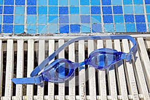 Swimming goggles