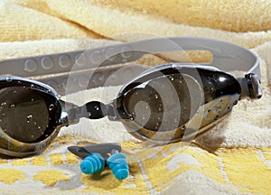 Swimming goggles