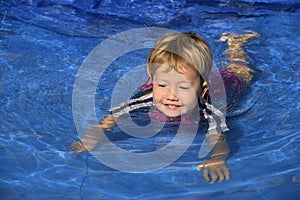 Swimming lessons: Cute baby girl n the pool