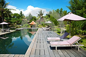 Nadar piscina sobre el centro 