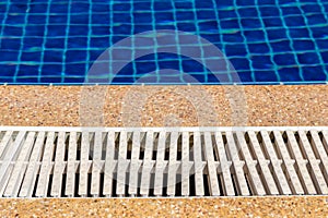 Swimming pool edge overflow drain white grating