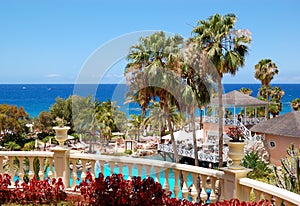 Swimming pool, open-air restaurant and beach