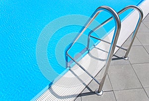 Nadar piscina escalera 