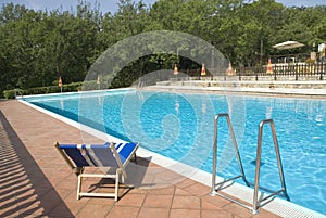 Swimmingpool with blue bed