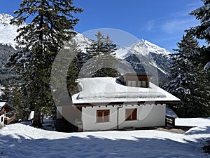 Swiss alpine holiday homes, mountain villas and holiday apartments in the winter ambience of the Alpine tourist resorts