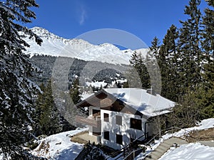 Swiss alpine holiday homes, mountain villas and holiday apartments in the winter ambience of the Alpine tourist resorts