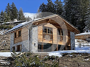 Swiss alpine holiday homes, mountain villas and holiday apartments in the winter ambience of the Alpine tourist resorts