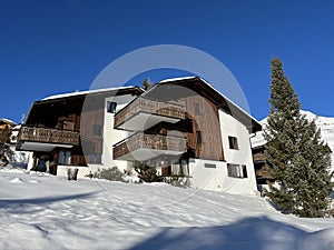 Swiss alpine holiday homes, mountain villas and holiday apartments in the winter ambience of the winter resort of Arosa