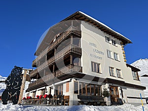 Swiss alpine holiday homes, mountain villas and holiday apartments in the winter ambience of the winter resort of Arosa