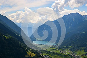 Svizzero montagne un cascate da vedere esprimere il treno 