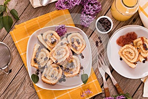 Swiss roll cake con chocolate chips.