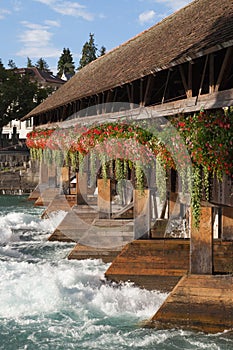 Schweizerisch traditionell hölzern brücke 