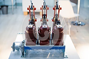 Switch-disconnector with earthing for switching