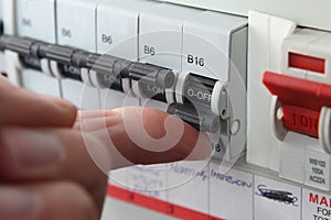 Switching an MCB & x28;Micro Circuit Breaker& x29; on a UK domestic electr