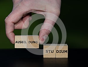 Symbol for the decision of going to the university or doing an internship.