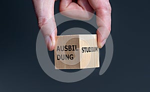 Symbol for the decision of going to the university or doing an internship.