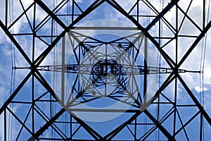 Symmetrical powerlines pylon