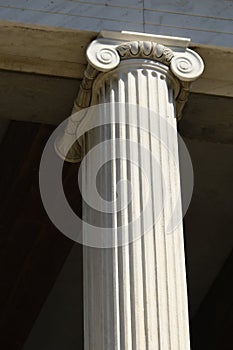 Symmetries and geometries and columns at the Agora of Athens