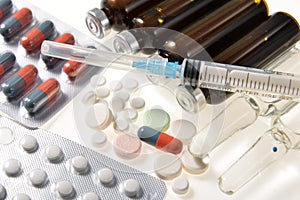 Syringe ampoule and tablets