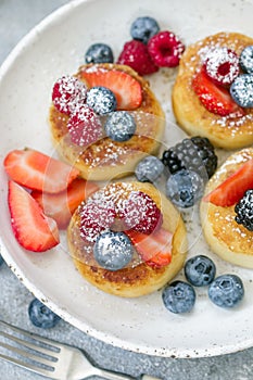 Syrniki. Cottage cheese pancakes, syrniki, curd fritters with fresh berries