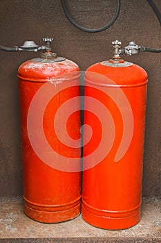 System for connecting two gas cylinders in the gas box of a residential building