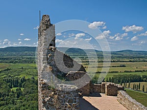   středověký hrad na kopec nejblíže 