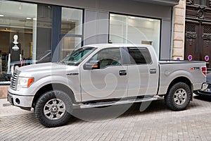 Ford F-150 XLT suv xtr 4x4 truck pickup car parked on city center street