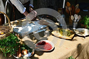 Stôl s pekárkou pripravuje tradičné stredoveké šišky, nechýba ani proso so slaninou na drevenom tanieri, marmeláda, hon