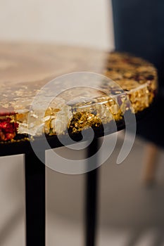 Table made of epoxy resin. Coffee table made of flowers. There is furniture in the room.