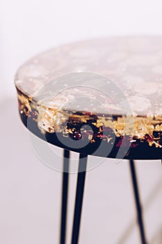 Table made of epoxy resin. Coffee table made of flowers. There is furniture in the room.